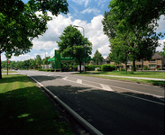 21575 Gezicht op de Meerndijk te De Meern (gemeente Utrecht); op de achtergrond het BP-benzinestation (Meerndijk 124).